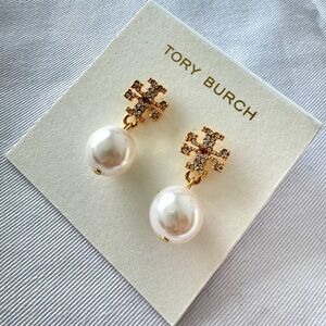 Tory Burch Kira Pave Pearl Drop Earrings In Yellow Gold And White Pearl Color.